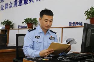 东契奇嘴巴被浓眉打到受伤 擦着血找裁判理论？